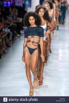 new-york-ny-08-septembre-2017-leyna-bloom-marche-sur-le-piste-de-lete-2018-printemps-chromat-fashion-show-fashion-week-de-new-york-kr3kwx.jpg