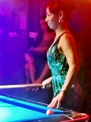 Cindy jouant au billard